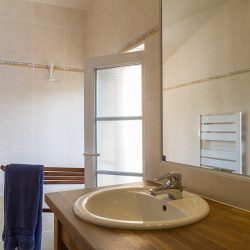 Salle de bain avec deux vasques et douche à l'italienne